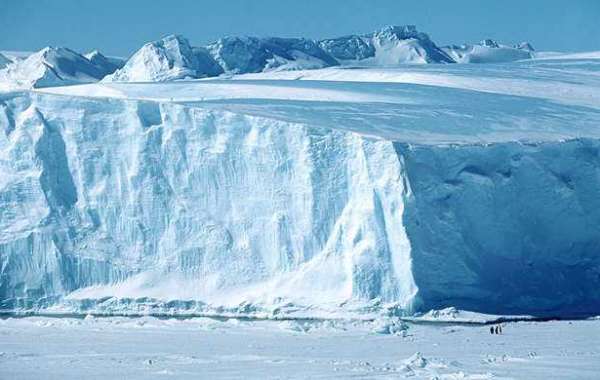 The largest iceberg in the world was cut off from Antarctica