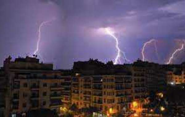 Impressive images of lightning that fell yesterday in Thessaloniki