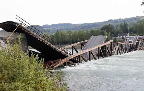 Norway: Cars left in the void - Bridge gave way in a river