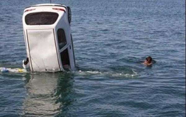 Halkida: Driver forgot to raise the handbrake and his car fell into the sea