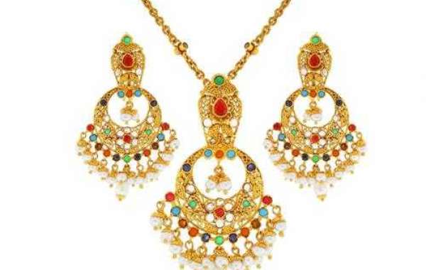 If you are looking for a perfect 22k navaratan jewlery, check out Malani Jewelers’ splendid collection